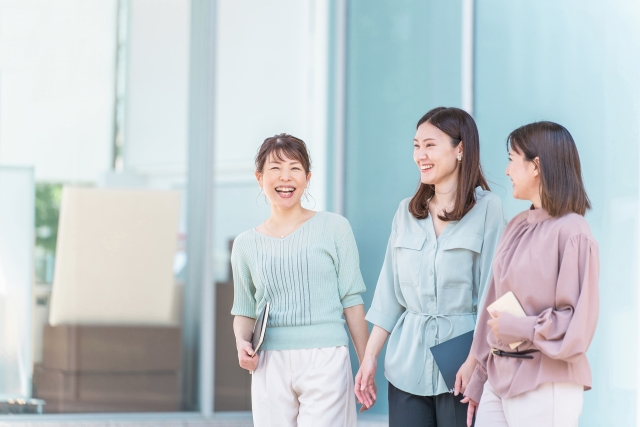 職場の3人組の女性